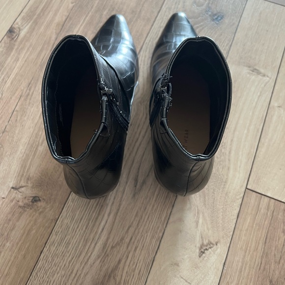 Women’s Who What Wear Black Croc-Embossed Pointed Toe Ankle Boots Size 7.5 - Picture 5 of 6